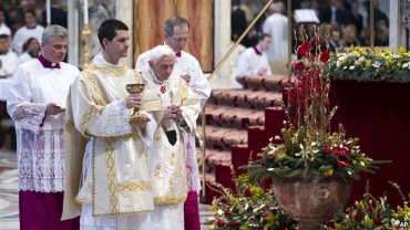Бенедикт XVI в новогоднюю мессу призвал к миру во всем мире