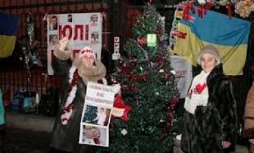 Для Тимошенко устроили под окнами больницы рождественский вертеп