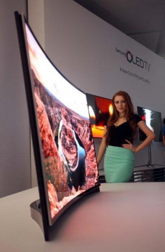 Samsung показала первый в мире OLED-телевизор дугообразной формы