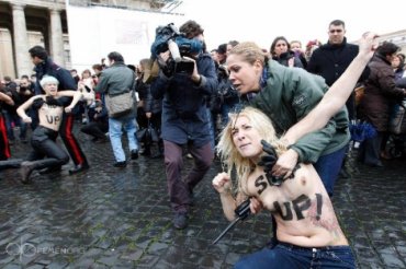 Девушки из FEMEN пытались сорвать воскресную мессу Папы Римского
