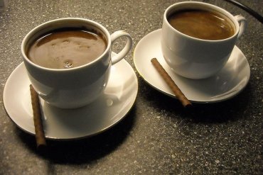 Две выпитые чашки кофе в день для мужчин могут повернуться недержание мочи