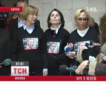 Полуголых женщин-депутатов люди в масках вышвырнули из больницы