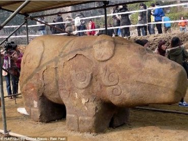 В Китае археологи откопали статую неизвестного животного