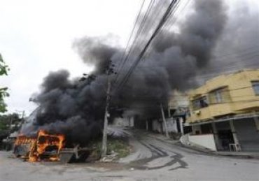 В Бразилии на жилой дом рухнул вертолет