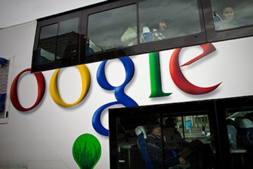 Сотрудники Google ездят на работу на катере