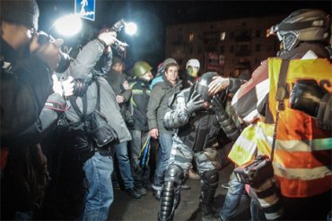 Активисты Майдана заставили «Беркут» плакать