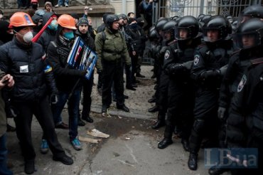 В Украине запретили на протестах машины, каски, маски