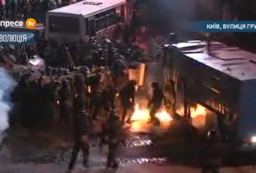 Столкновения в центре Киева: шумовые гранаты, слезоточивый газ и резиновые пули