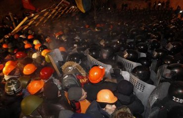 В центре Киева продолжается противостояние между митингующими и силовиками