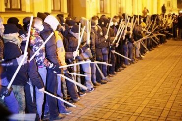 МВД в панике: на Майдане раздают оружие отрядам самообороны