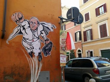 Интернет взорвал граффити с Папой Франциском в образе супермена