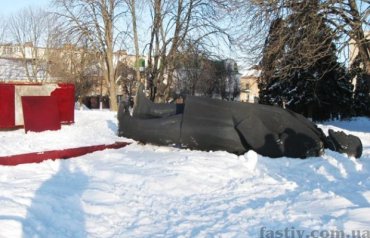 В Фастове разрушили памятник Ленину
