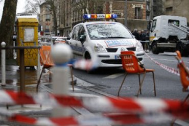 В Париже опять стреляли – убита женщина-полицейский