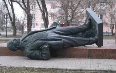 В Запорожье и Бердянске повалили памятники Ленину