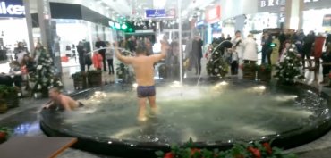 В торговом центре в Киеве полуголые пьяные посетители устроили заплыв в фонтане