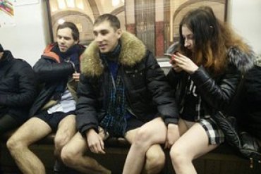 Московская полиция разыскивает участников флешмоба «В метро без штанов»