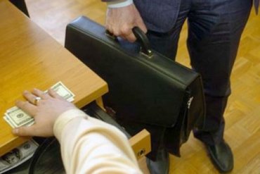 Задержанных на взятке киевских прокуроров отпустили под залог