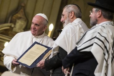 Папа Франциск впервые посетил синагогу