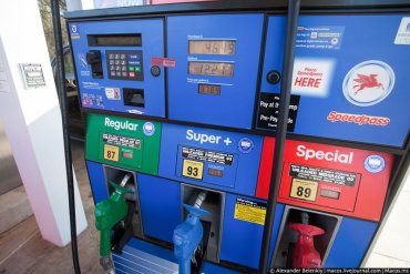 В США впервые за десяток лет бензин стоит дешевле 50 центов за литр