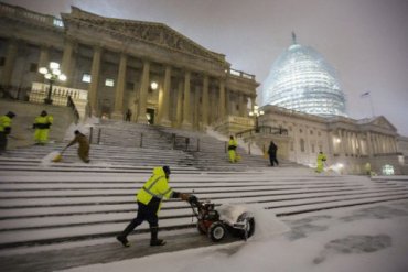 В 10 штатах США объявлено чрезвычайное положение из-за снежной бури