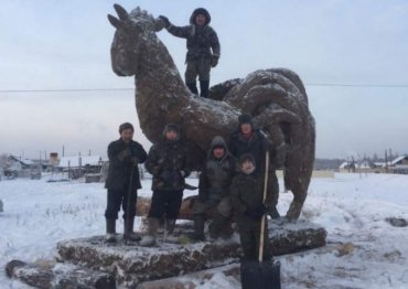 В Якутии из дерьма сваяли четырехметровый памятник петуху