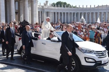 Папа Франциск отказался от бронированного папамобиля
