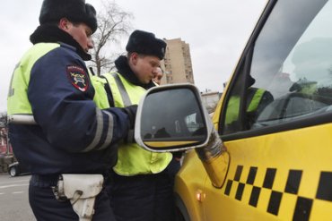 В центре Москвы пассажир такси голышом убежал от водителя, изнасиловавшего его после поездки