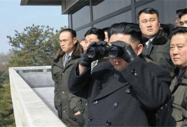 Пулемет, автомат и два бинокля – армия КНДР радуется подарку Ким Чен Ына