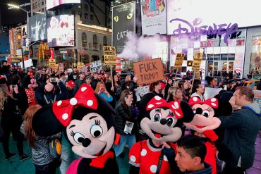 Мэр Нью-Йорка и звезды Голливуда вышли на митинг против Трампа
