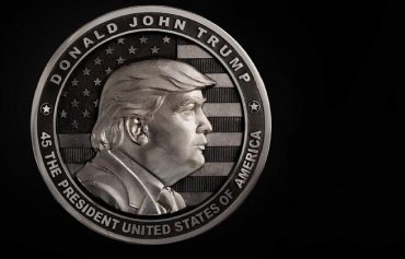 В России изготовили килограммовую монету с Трампом и подарили Путину