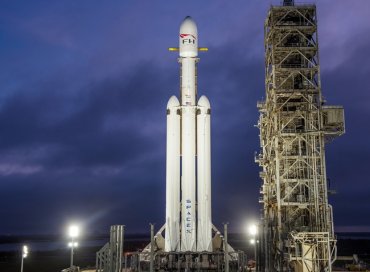 На космодроме поставили самую большую в мире ракету SpaceX
