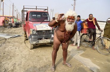 Индийский монах сдвинул членом микроавтобус