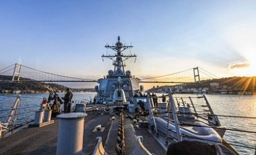 Американский ракетный эсминец USS Carney зашел в Черное море