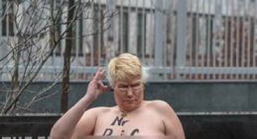 Femen раздели «Трампа» возле посольства США в Украине