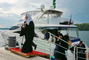 Патриарх Кирилл пожаловался бомжам на свою бедность