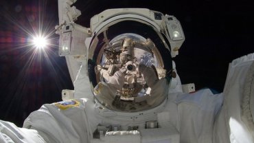 «Плюс девять сантиметров»: астронавт похвастался изменениями тела за три недели в космосе