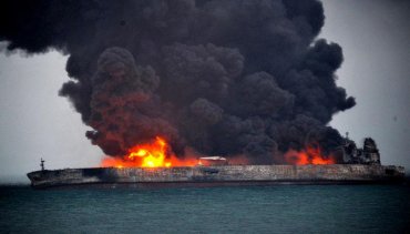 У берегов Китая взорвался горевший танкер