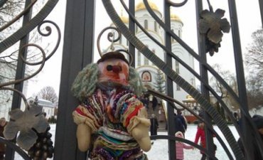 В Тернополе к храму УПЦ МП принесли окровавленные игрушки
