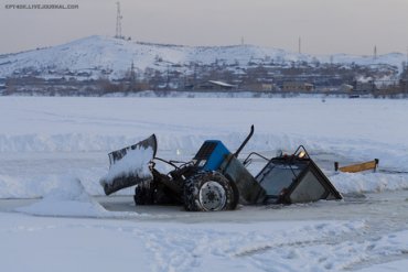 В России утонул трактор, который пытался вытащить из реки автокран и бензовоз