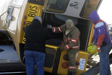 Школьный автобус с детьми съехал с дороги и врезался в стену