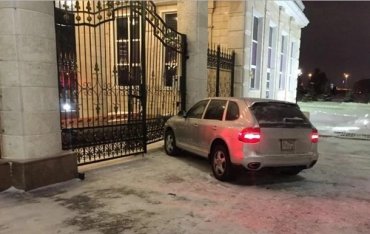 В столице Казахстана пьяный полицейский врезался в забор резиденции Назарбаева