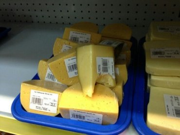 В Волгограде покупатели покусали санкционный сыр в магазине