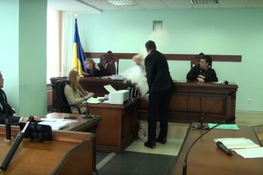 Киевского судью обсыпали мукой во время заседания
