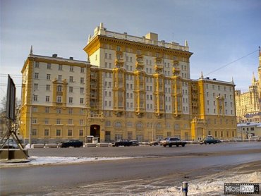 Ответ санкциям: москвич снежками закидал посольство США