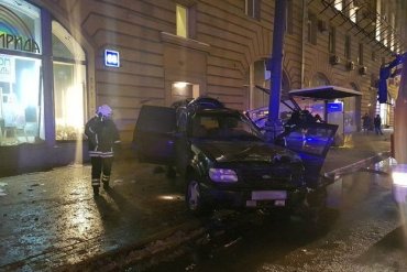 В Москве в багажнике автомобиля, который врезался в остановку, нашли труп