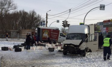 В Челябинске голодные старики растащили пельмени, выпавшие из грузовика после ДТП