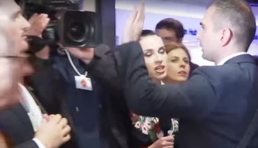Появилось видео домогательства россиянки в вышиванке к Порошенко в Давосе
