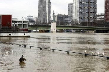 Из-за разлива Сены в Париже эвакуировали уже 1500 человек