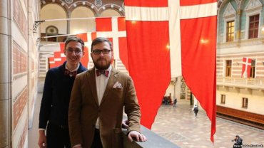 Поженившиеся геи сбежали из России