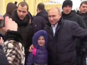 Путин пообнимался с плачущей девочкой